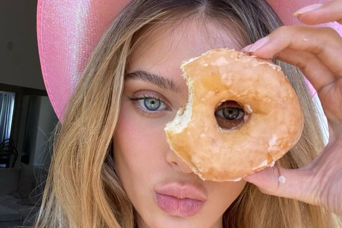 Lana Rhoades posa enseñando el peluche