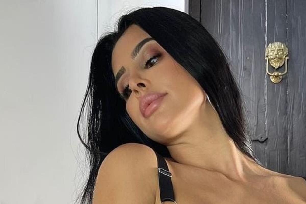 Lily Adrianne enfoque a sus seguidores en instagram con su levantado bikini verde