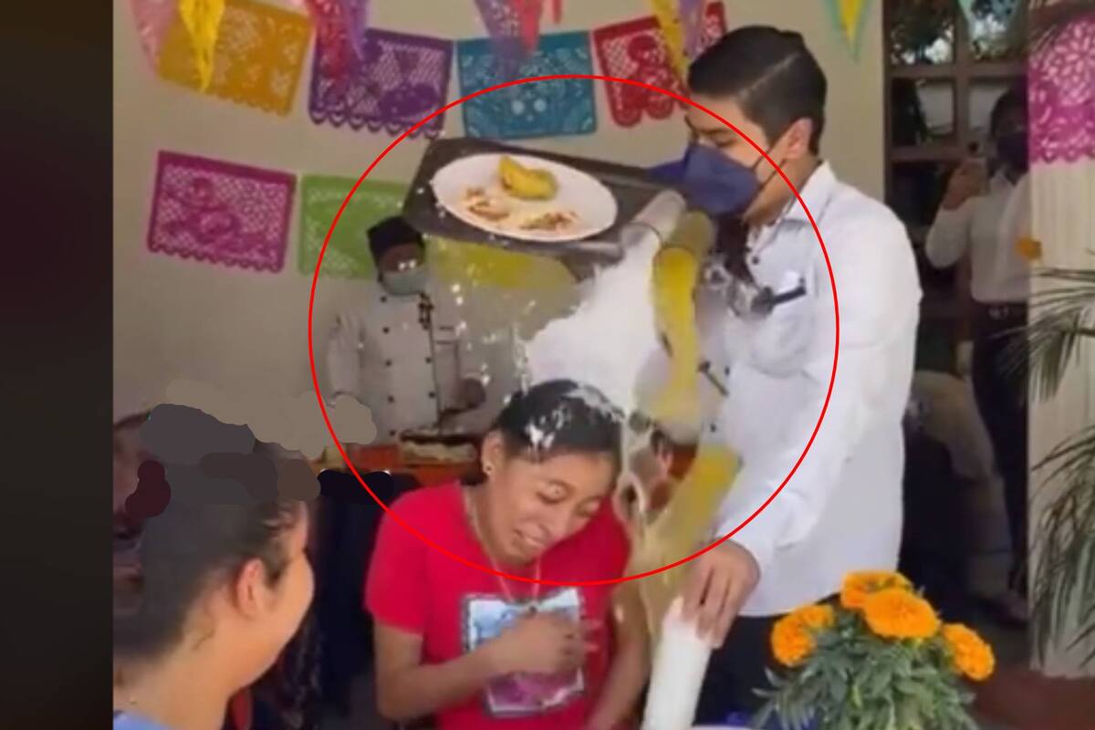 VIRAL: Joven termina bañada en jugos por un mesero