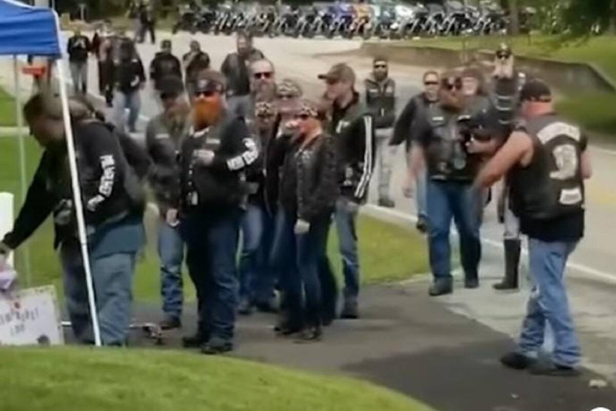 Grupo de motociclistas ayudan a niña con su negocio de limonadas