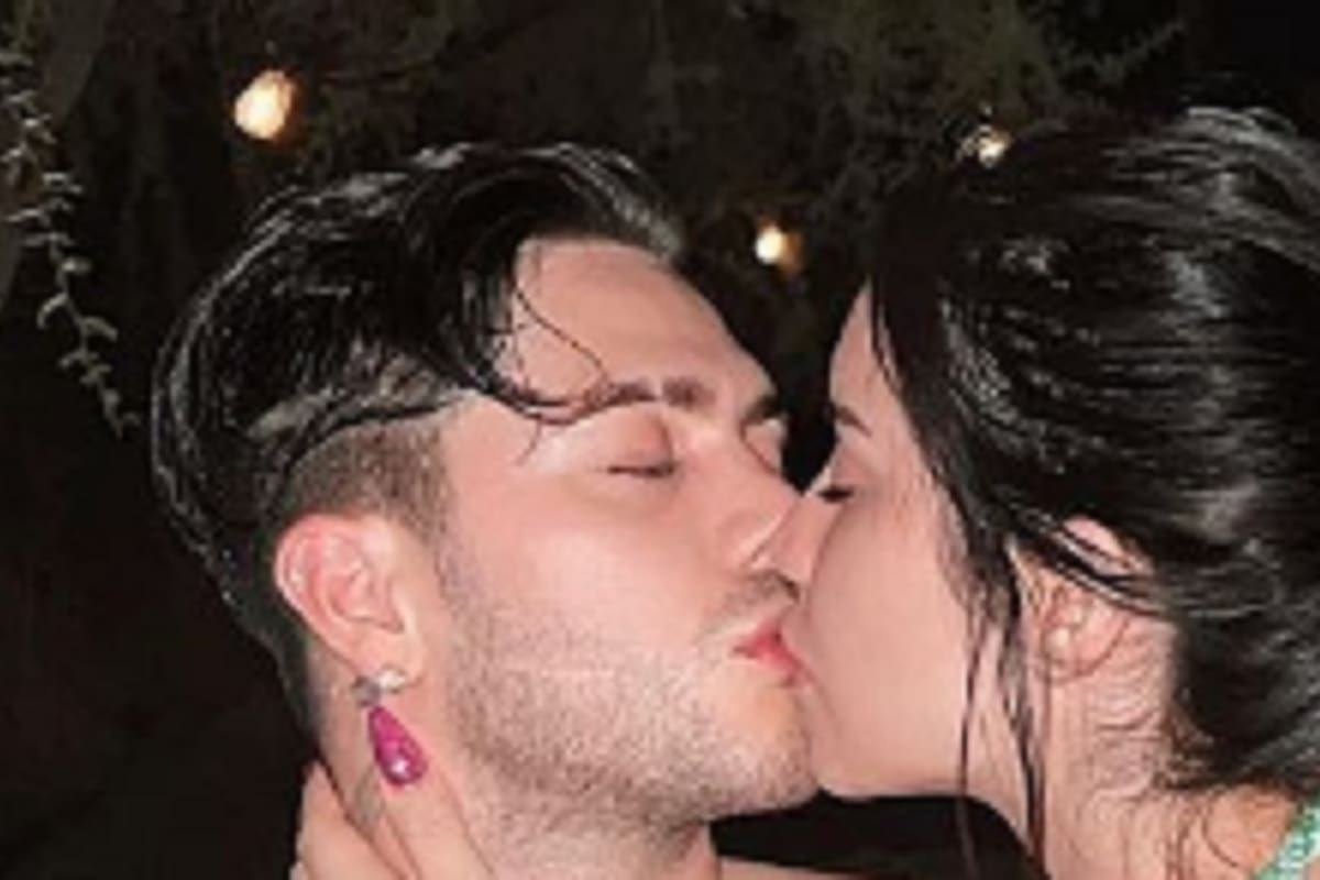 Kimberly Loaiza y JD Pantoja antojan con romántico beso dentro de jacuzzi