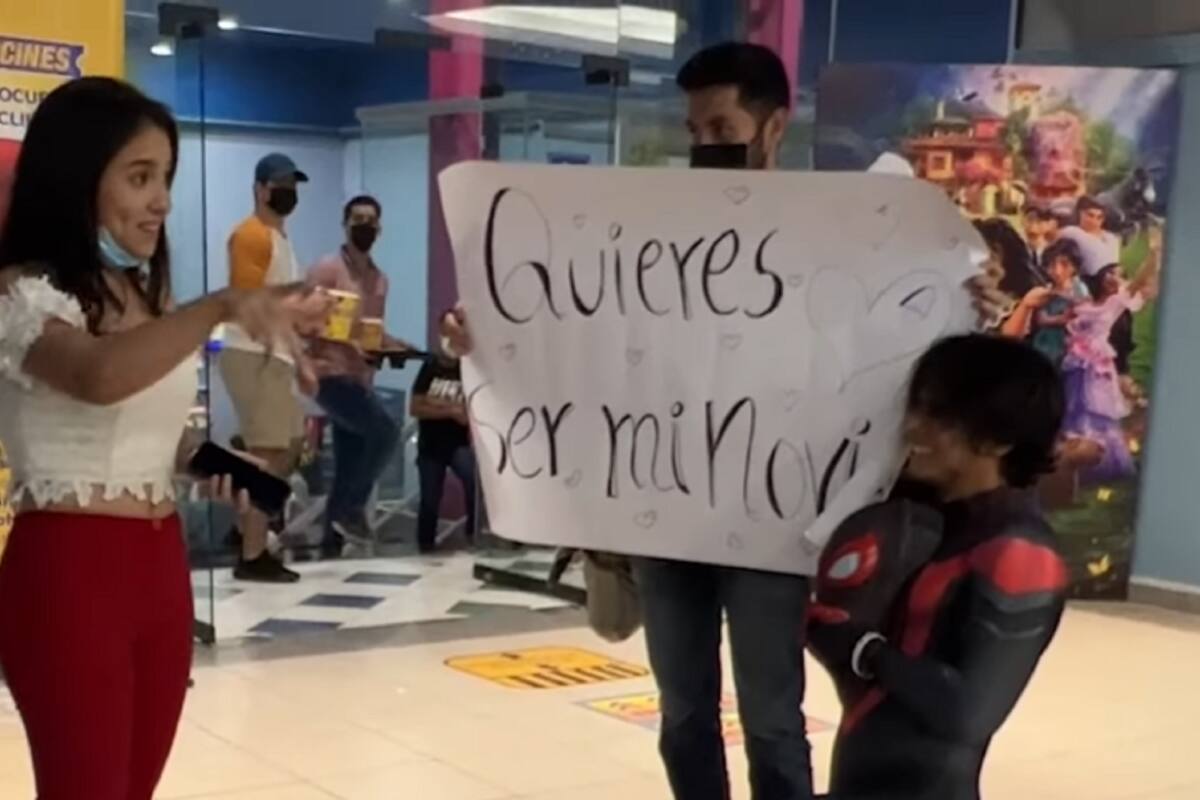 VIDEO: Se disfraza de "Spider-Man" para declarar su amor en estreno de la cinta y "lo batean"
