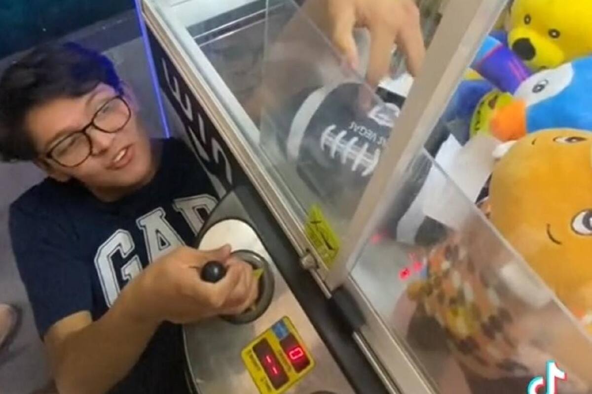 Joven se vuelve viral en TikTok por robarse los peluches de una máquina
