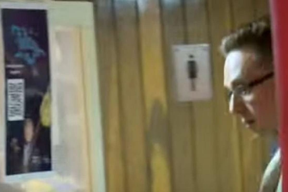 Daniel Bisogno entra por error al baño de mujeres y lo exponen en “Ventaneando”