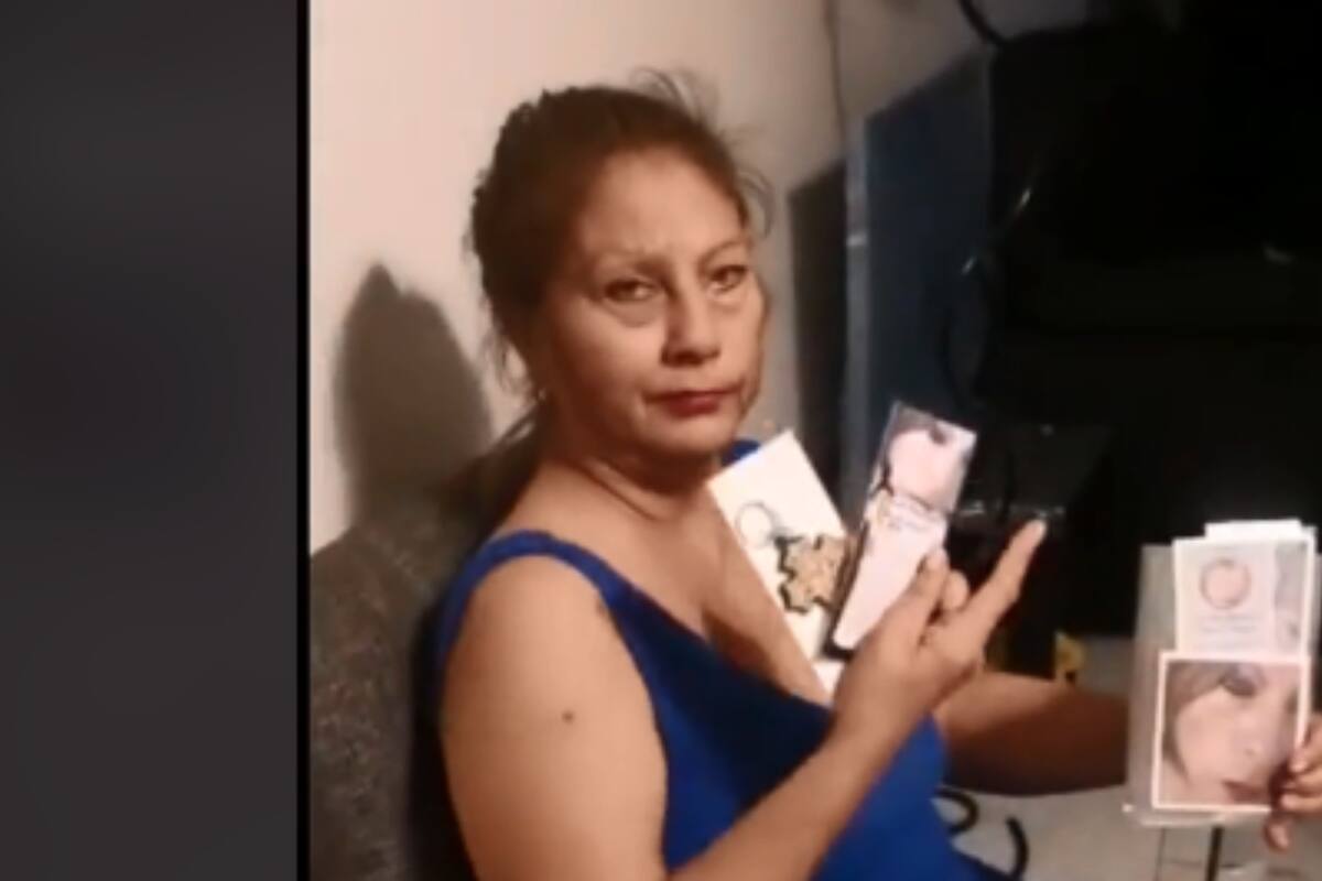 Mujer manda hacer recuerditos con su rostro para entregarlos el día de su funeral