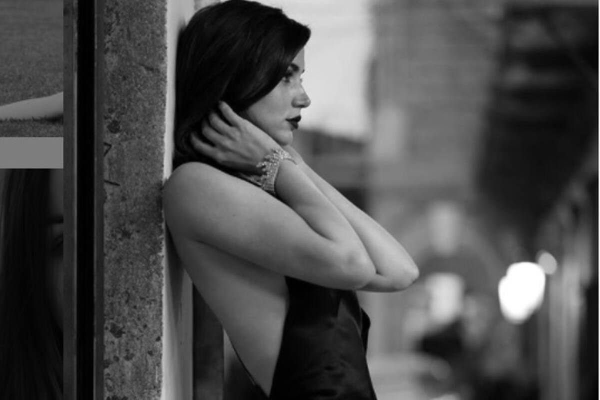 Ana es de armas tomar; la nueva “Chica Bond”