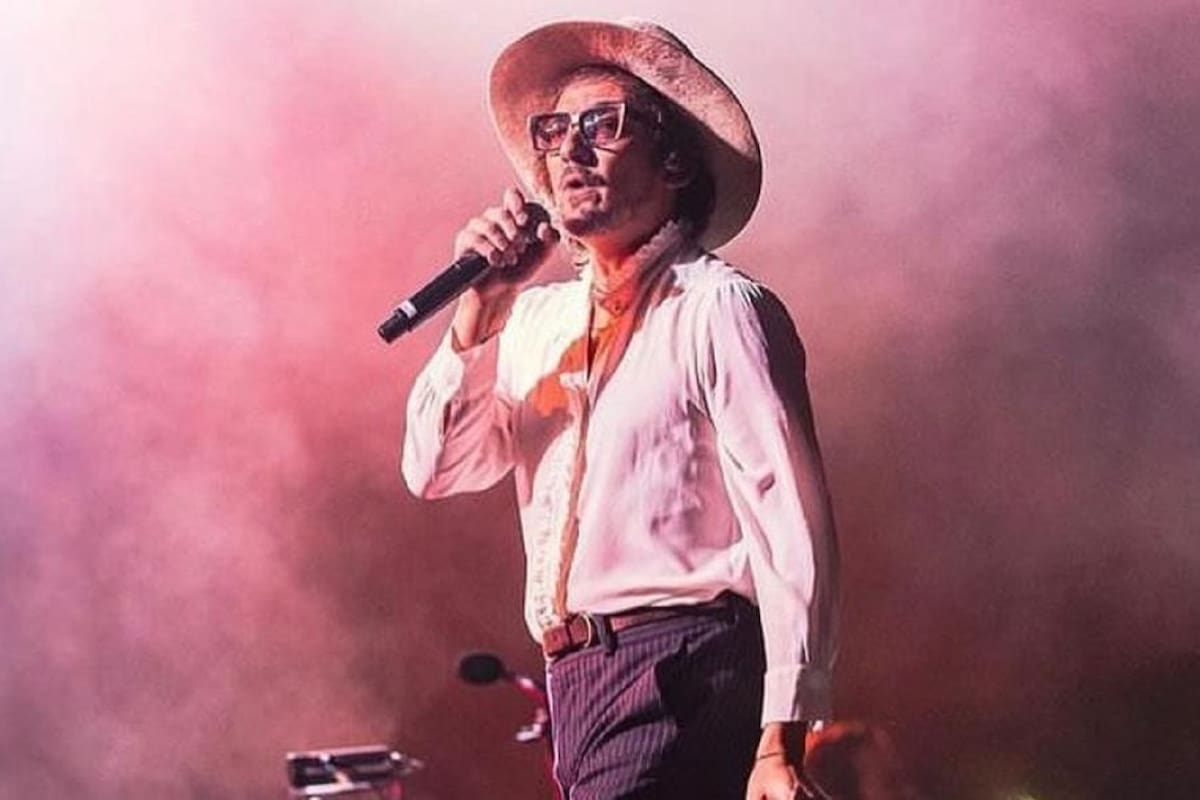 Leon Larregui responde a petición de un fan para que haga una canción con Peso Pluma