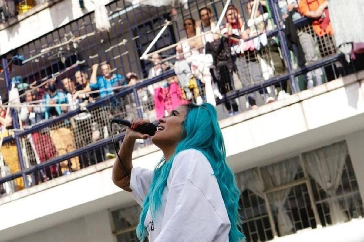 Karol G da concierto en cárcel para mujeres en Bogotá
