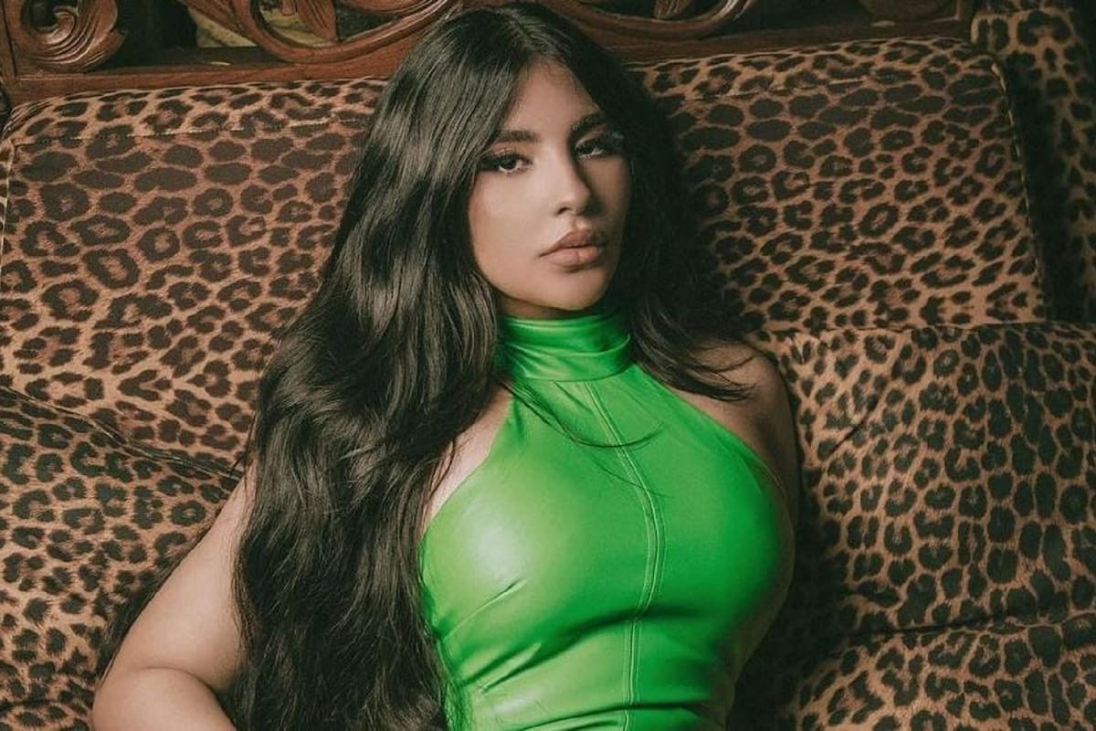 Stefanny Loaiza modela desde la cama su baby doll para festejar sus 19 años