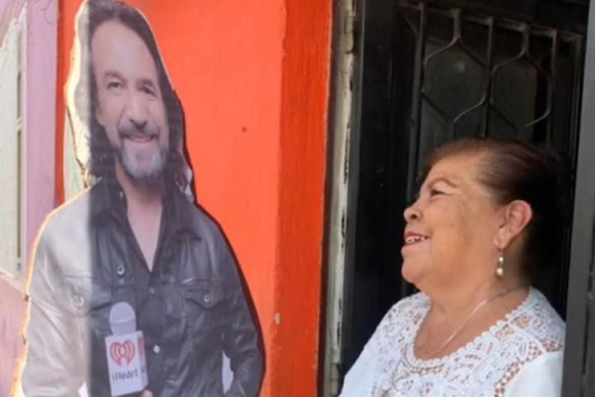 Abuelita se vuelve viral en TikTok al recibir de regalo un Marco Antonio Solís de Cartón y el cantante le responde