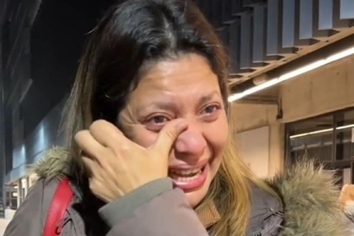 Mujer rompe en llanto luego de que su hijo le regalara un boleto para ver a Luis Miguel