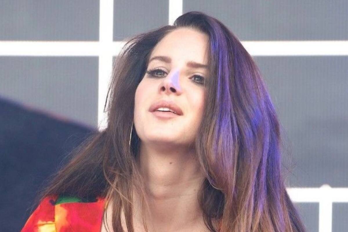 Corren a Lana del Rey por llegar tarde a una de sus presentaciones en un festival de música