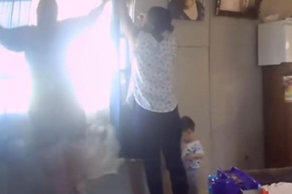 TikTok: Mujer sufre divertido accidente al subirse en bote de pintura