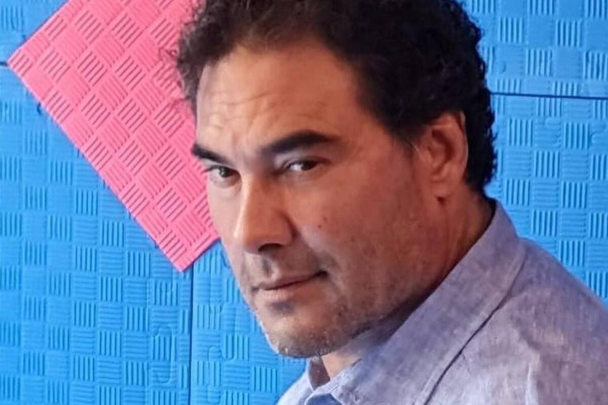 Eduardo Yáñez vende ropa para sobrevivir