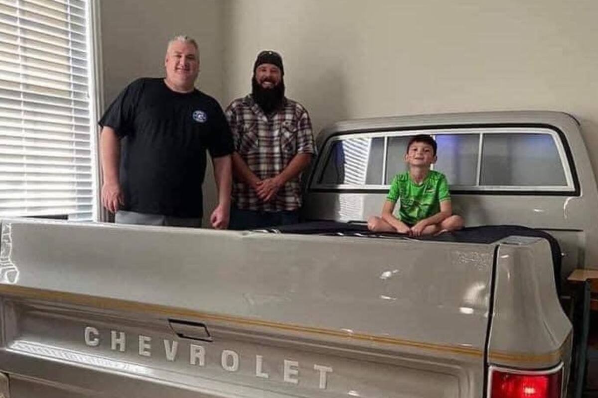 FOTOS: ¡Qué detalle! Hombre le construye una cama a su hijo con la pick up vieja de su abuelito
