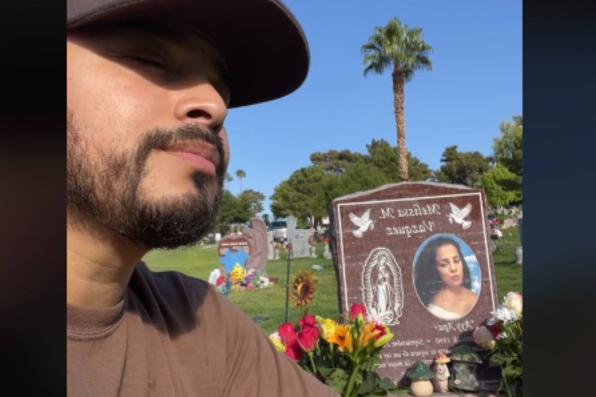TikTok: Hombre continúa visitando la tumba de su esposa a cinco años de su fallecimiento