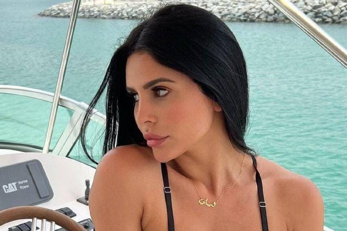 Lily Adrianne modela su bikini desde el mar y acapara la atención de sus fans