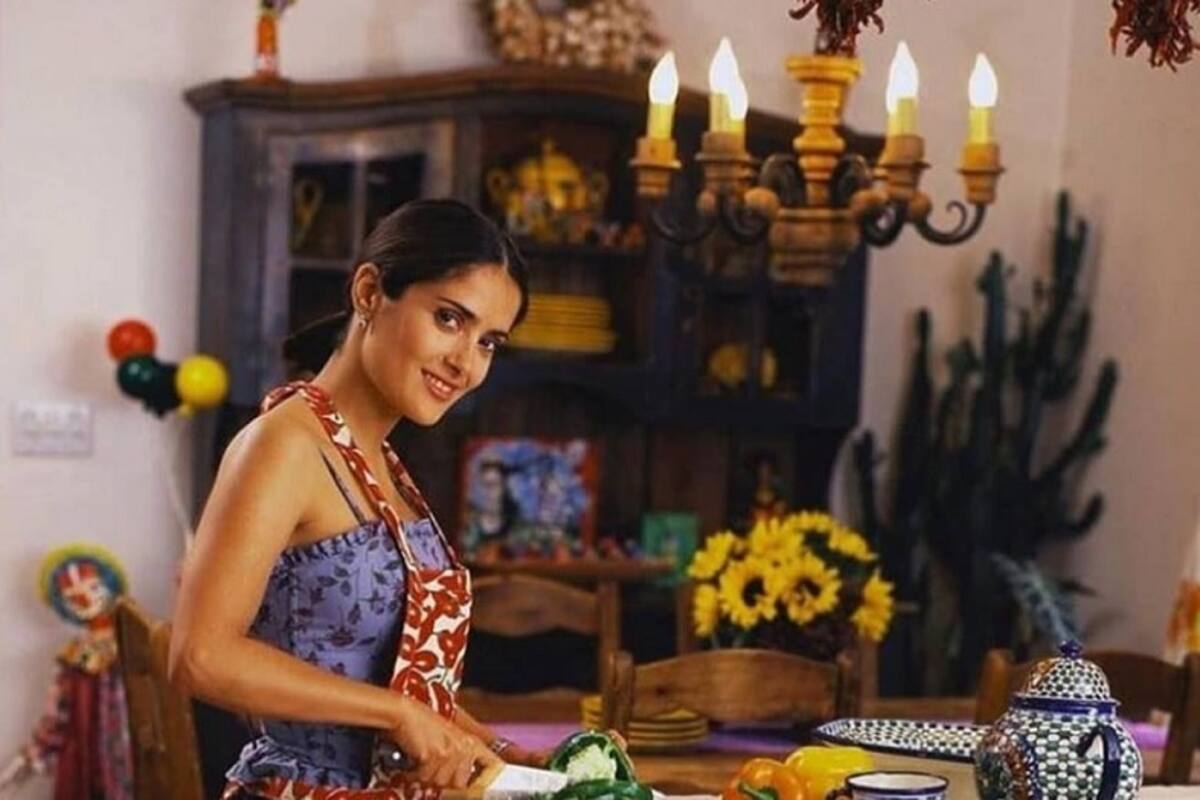 VIDEO: ¡Viva México! Grita Salma Hayek con dos chiles en sus orejas