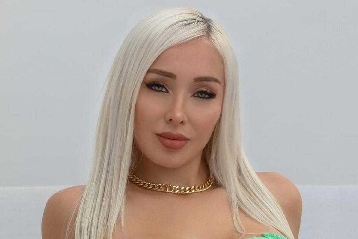 Daniella Chávez modela sus grandes encantos desde su balcón en la ciudad de Nueva York