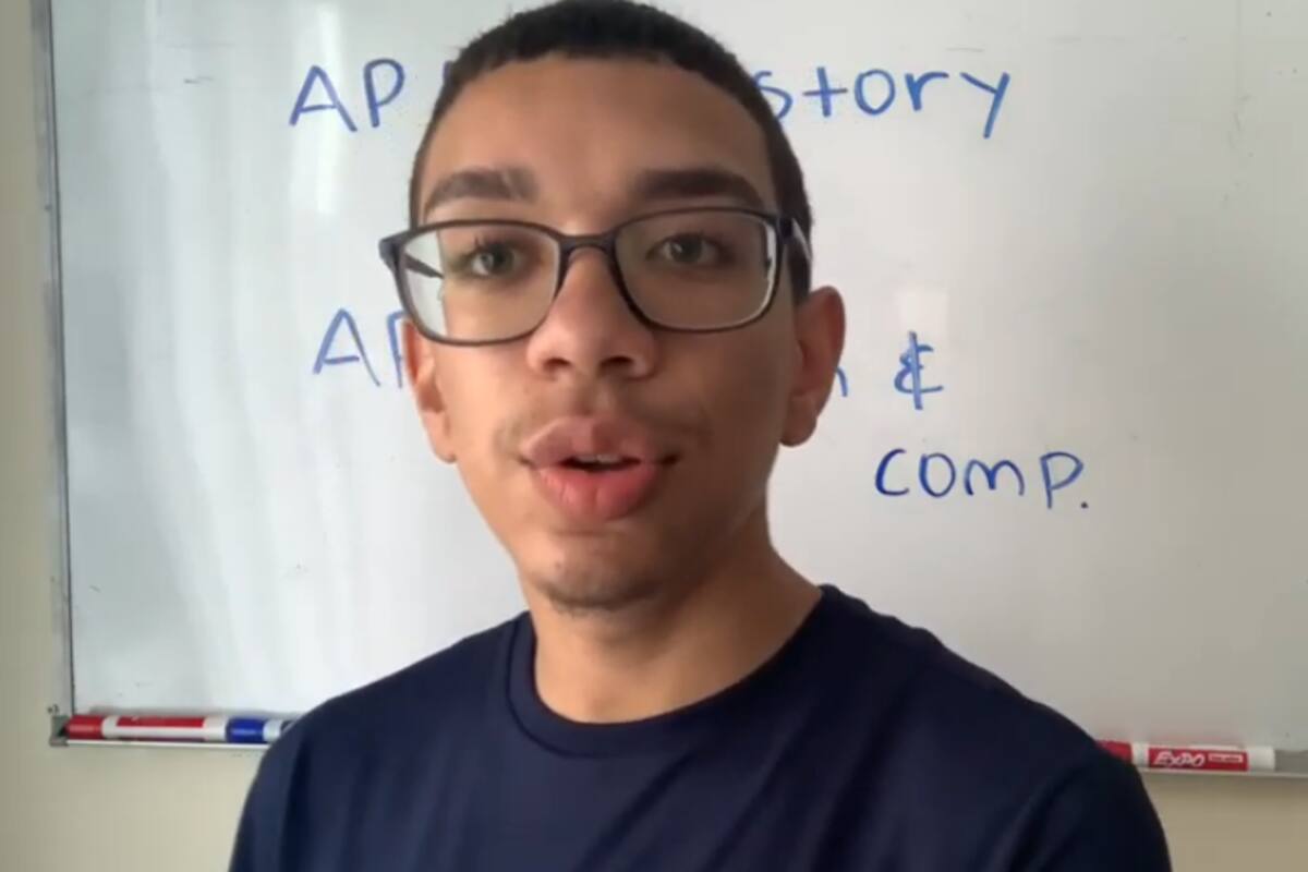 Joven se viraliza al enseñar álgebra y física en redes sociales