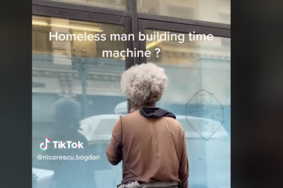 Viral: Sorprende a internautas persona en situación de calle dibujando planes para máquina del tiempo