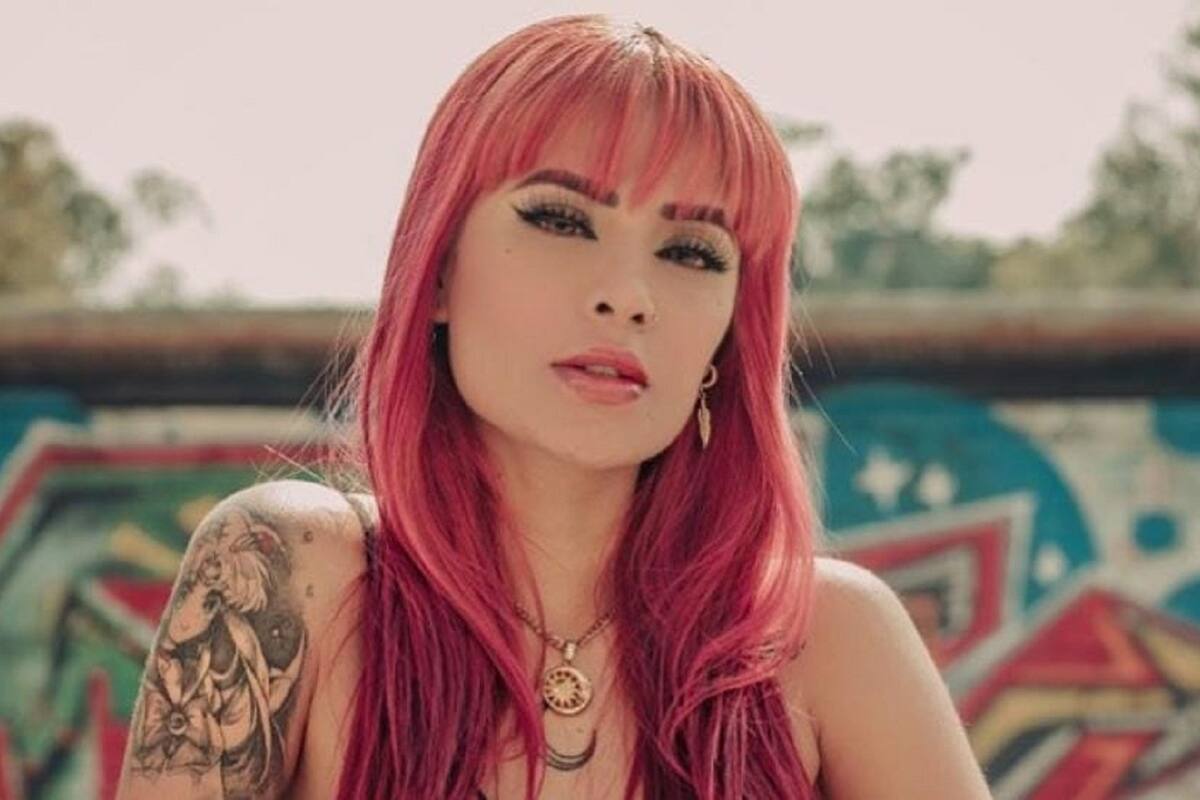 Talia Eisset enciende las redes al modelar su diminuto bikini de espaldas