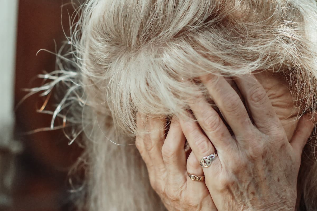 Familia manda a abuelita a asilo el día de su cumpleaños: “No me quiero ir, yo nada más me hice pipí”