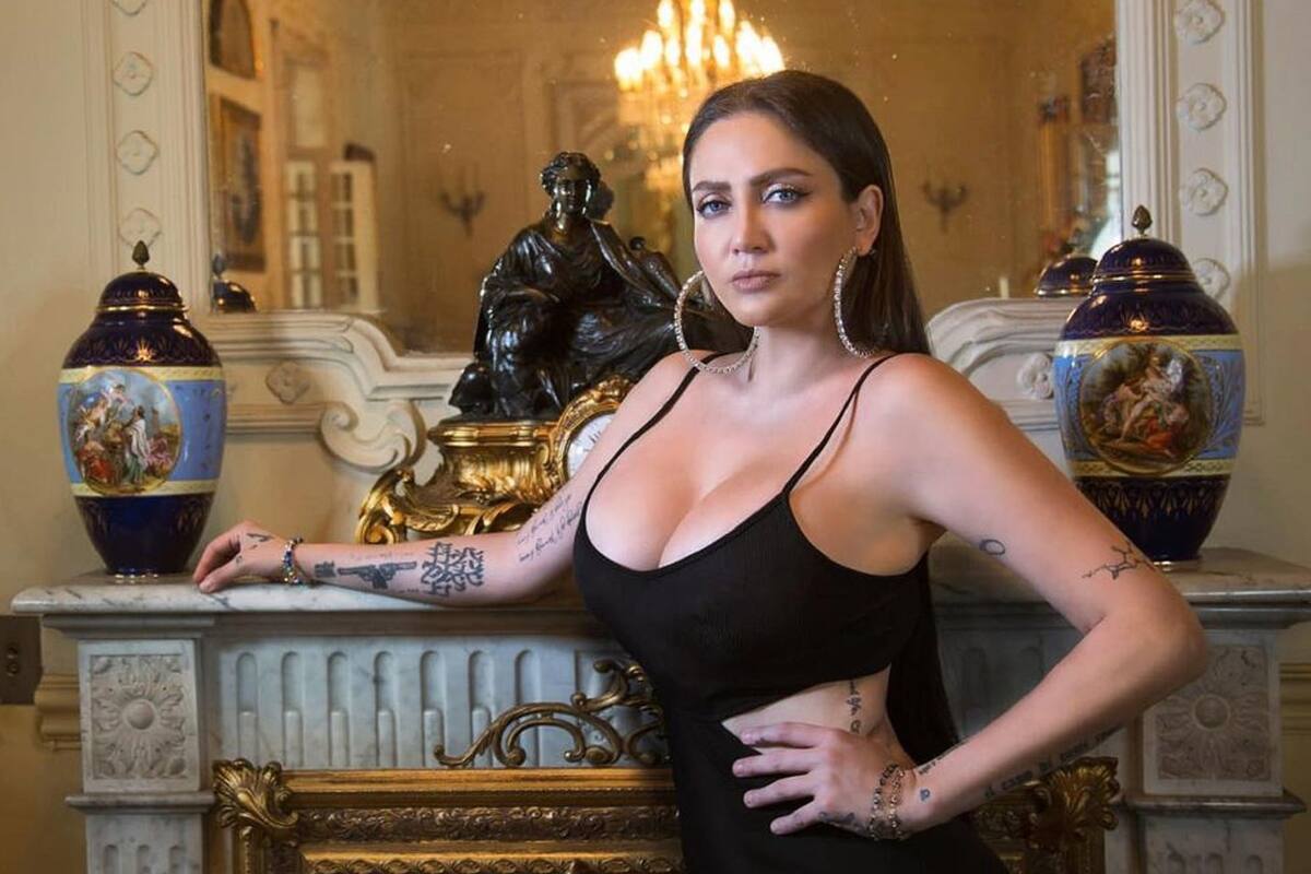 Celia Lora se luce coqueta con ropa interior de encaje transparente