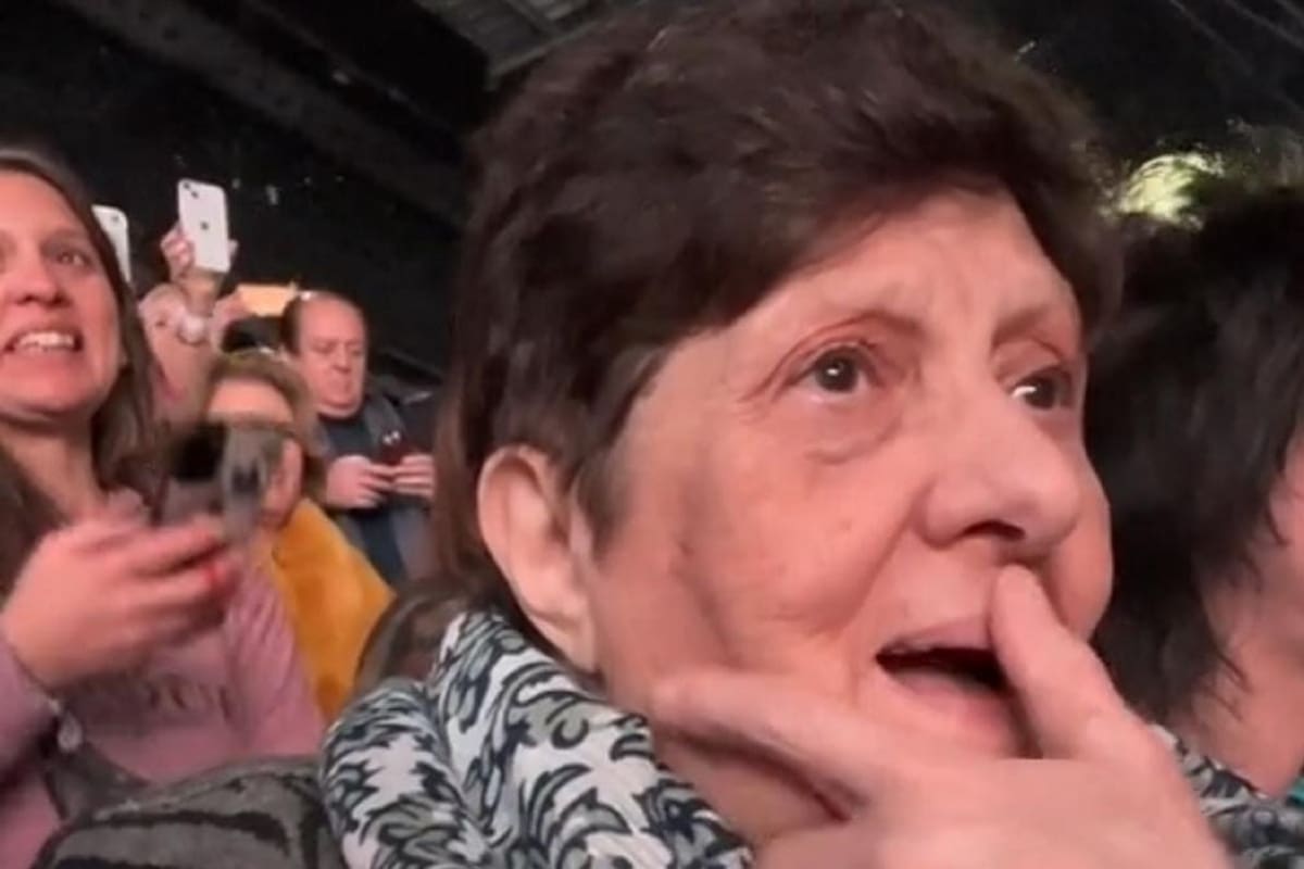 Joven se vuelve viral al llevar a su abuela a un concierto de Luis Miguel