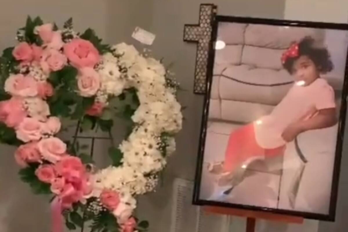 VIDEO: Madre arrulla por última vez el cuerpecito sin vida de su hija en el funeral