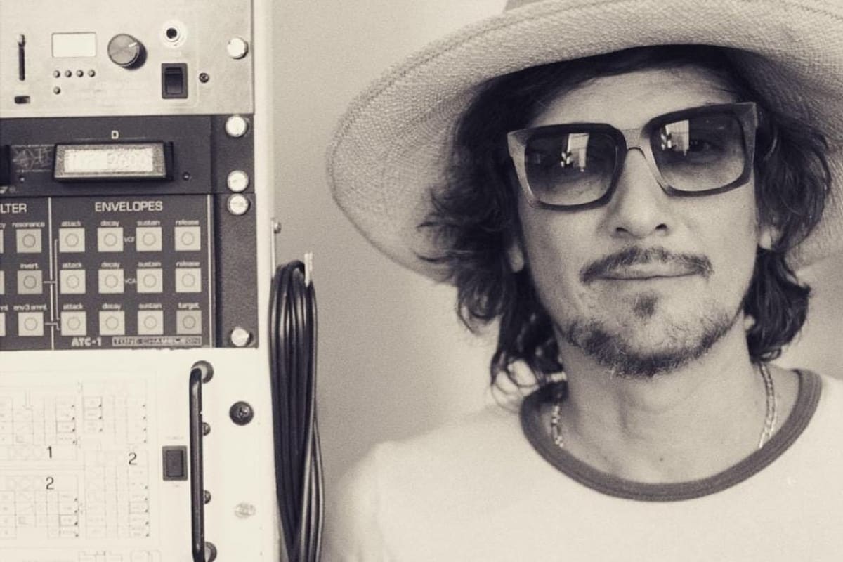 León Larregui estrena su tercer álbum de estudio en solitario: “PRISMARAMA”