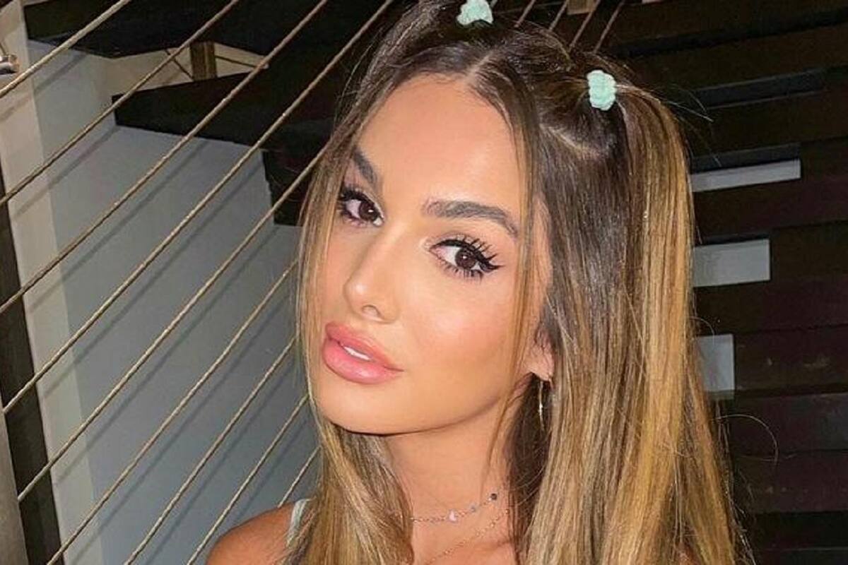 Lyna Pérez posa de rodillas para sus fans en Instagram su pegado y pequeño bañador