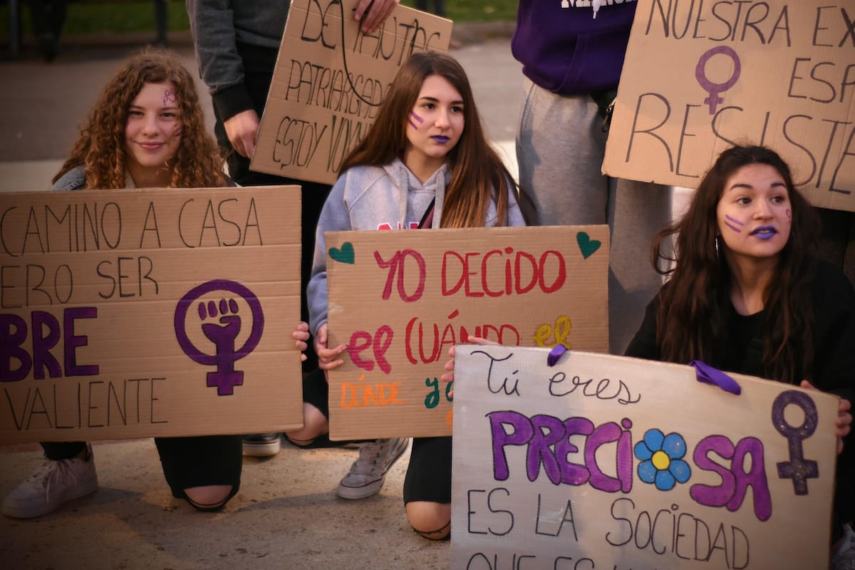 8M: ¿Qué representan los colores de los pañuelos en la manifestación del Día Internacional de la Mujer?