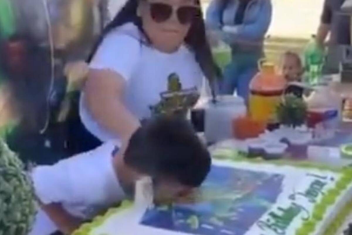 VIDEO: Niño explota contra su tía por zambullirlo en su pastel de cumpleaños