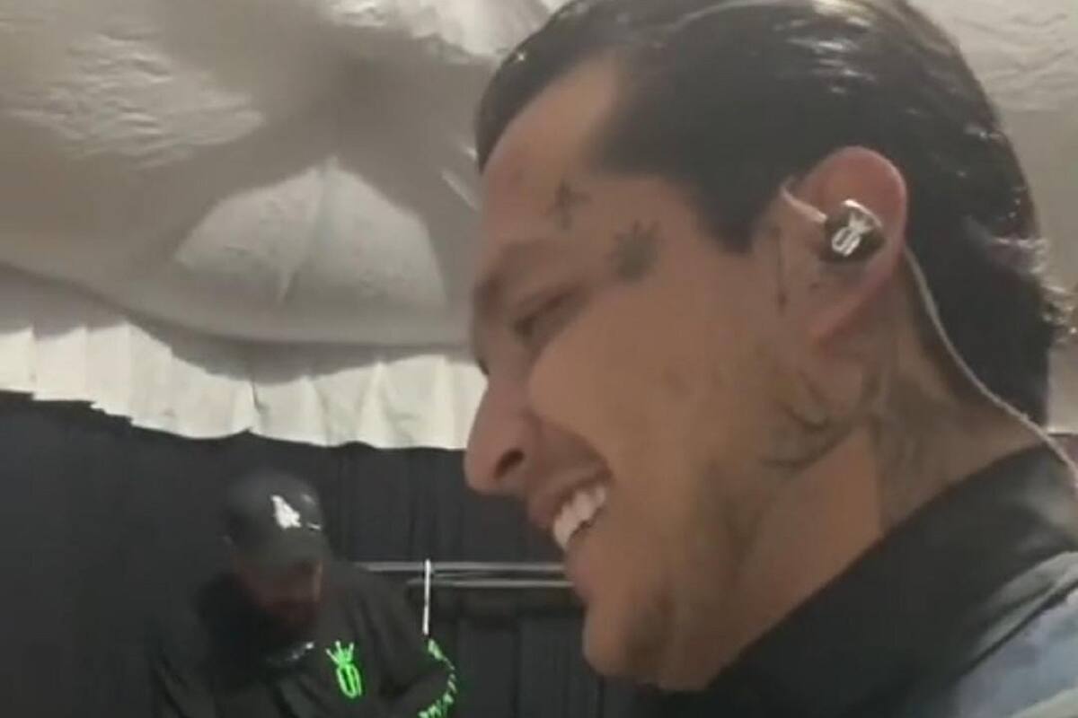 “Este no lo tengo”: Fan sorprendió a Christian Nodal con este regalo