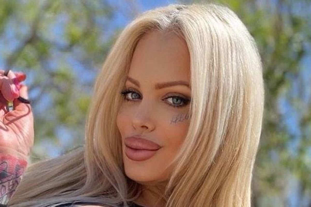Sabrina Sabrok modela sus enormes encantos en ajustado body rojo