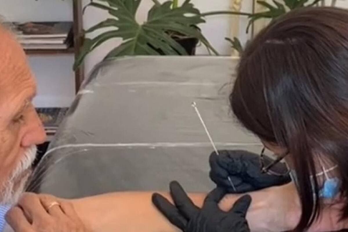 Abuelito le pide a su nieta que le tatúe la frase que le dejó su esposa antes de morir