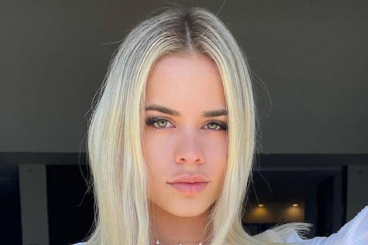 Yaslen Clemente posa sentada sensualmente su bella ropa interior de encaje azul