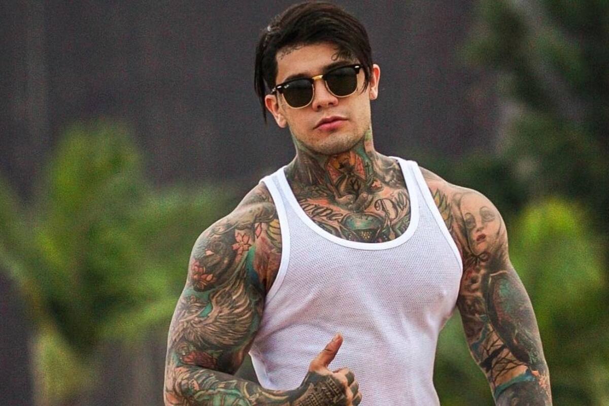 VIDEO: Influencer colombiano se pone implantes de seno por diversión