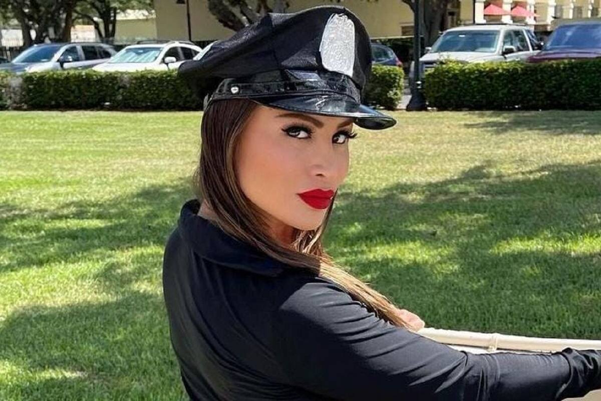 Francia James deja al descubierto sus enormes encantos con su blusa transparente