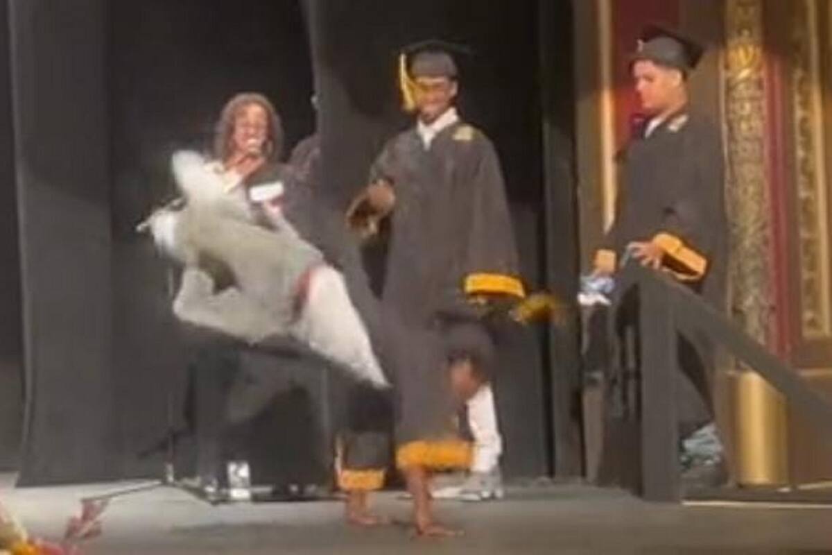 Joven se vuelve viral por su divertido baile durante su graduación
