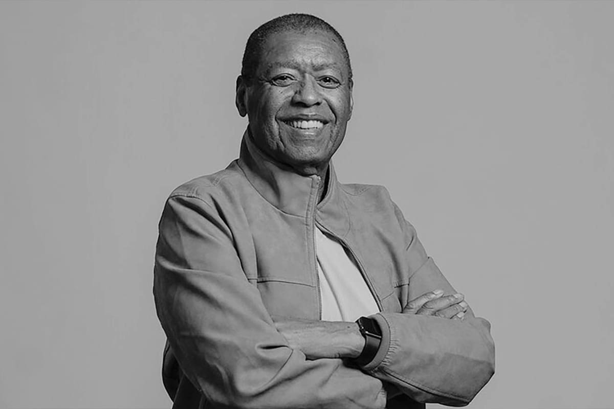 Fallece Ron Kenoly a los 81 años, emblemático líder de alabanza y figura global de la música cristiana, reconocido por “Jesus Is Alive” y “Ancient of Days”