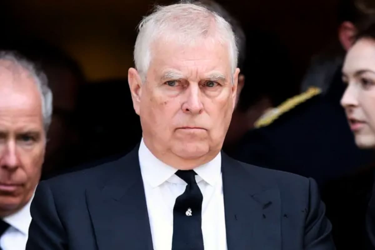 Activistas exhiben imagen del príncipe Andrés siendo arrestado en el Museo del Louvre