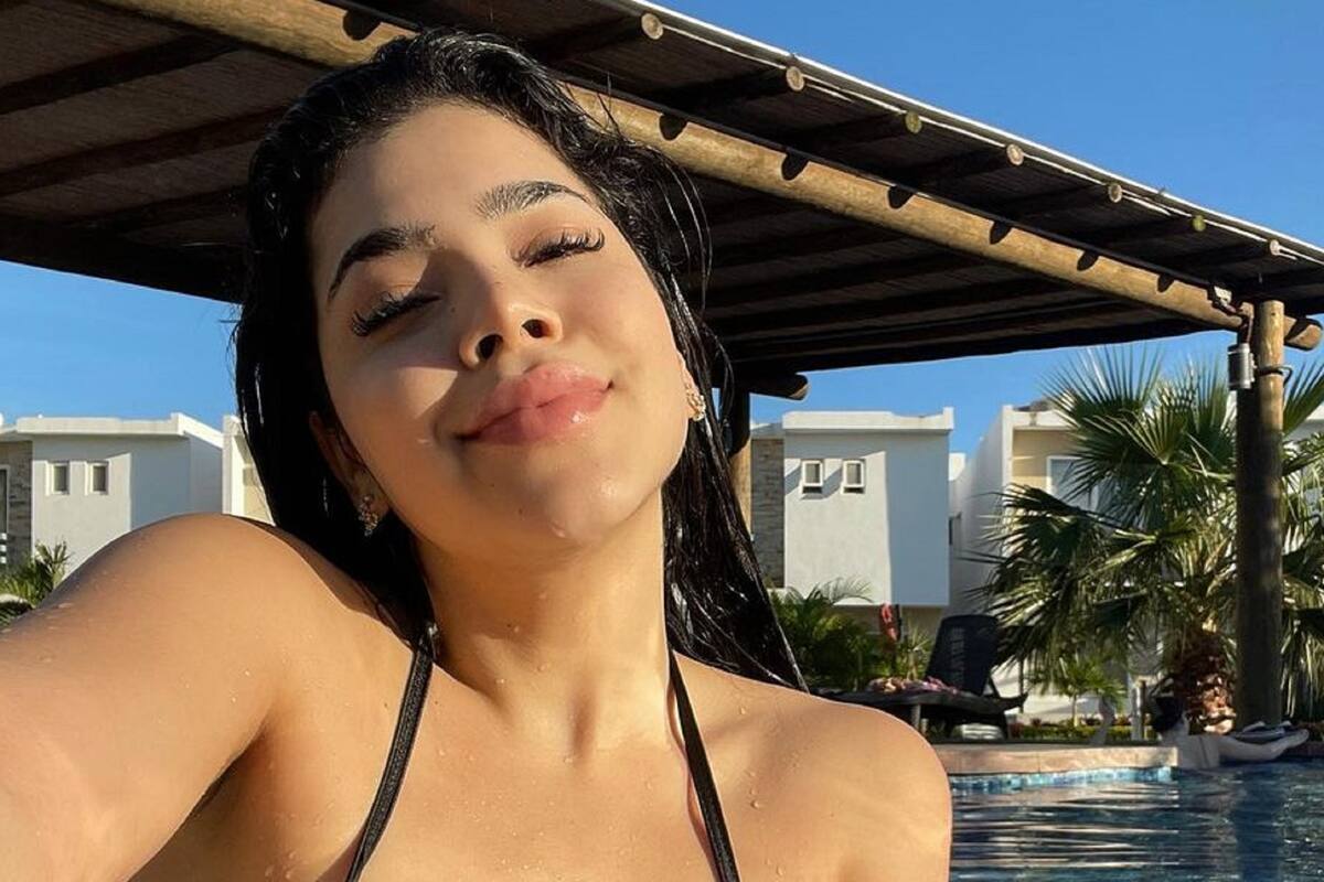 Kenia Os enseña sus encantos con tremendo bañador azul