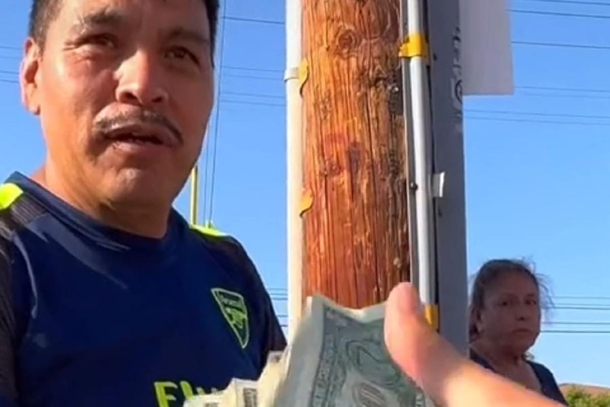 Señor le paga la comida a un desconocido y lo recompensa con mil dólares