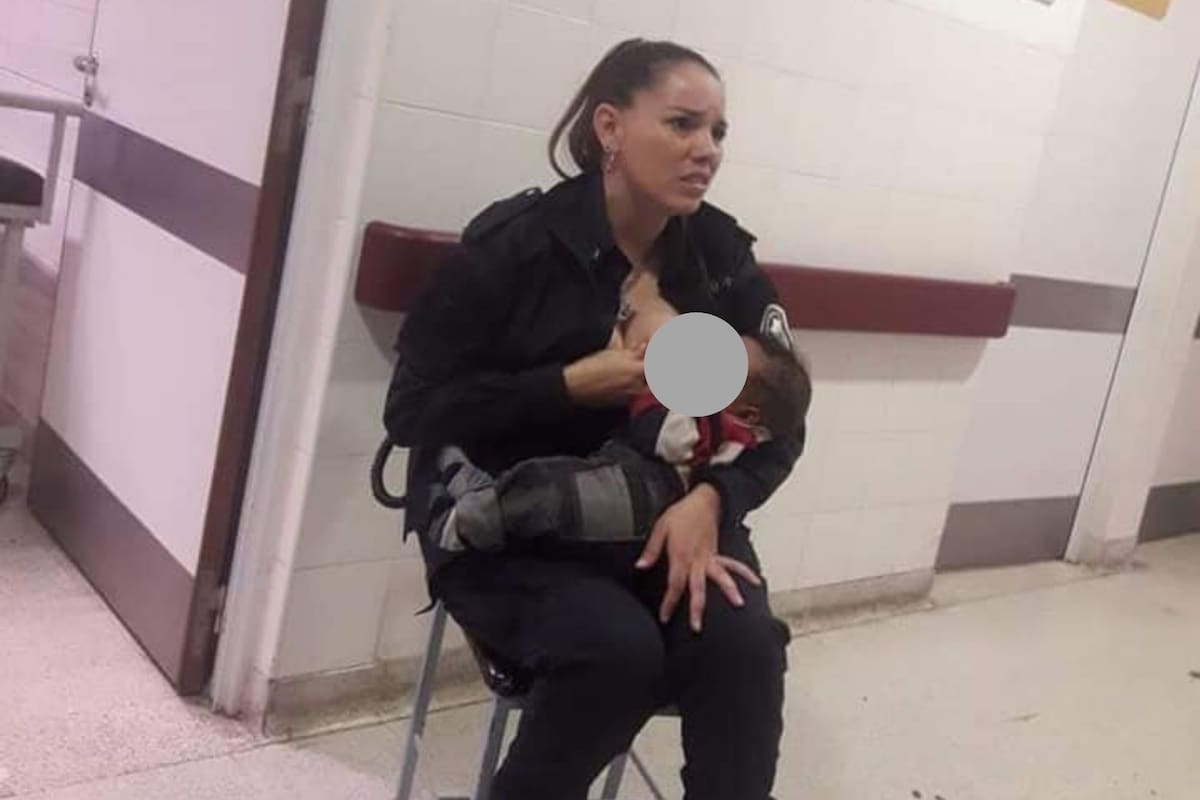 Policía amamanta a un bebé desnutrido y abandonado