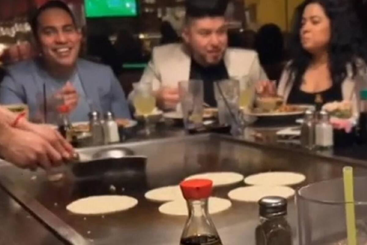 Joven lleva tortillas de maíz a restaurante japonés y el cocinero se las calienta
