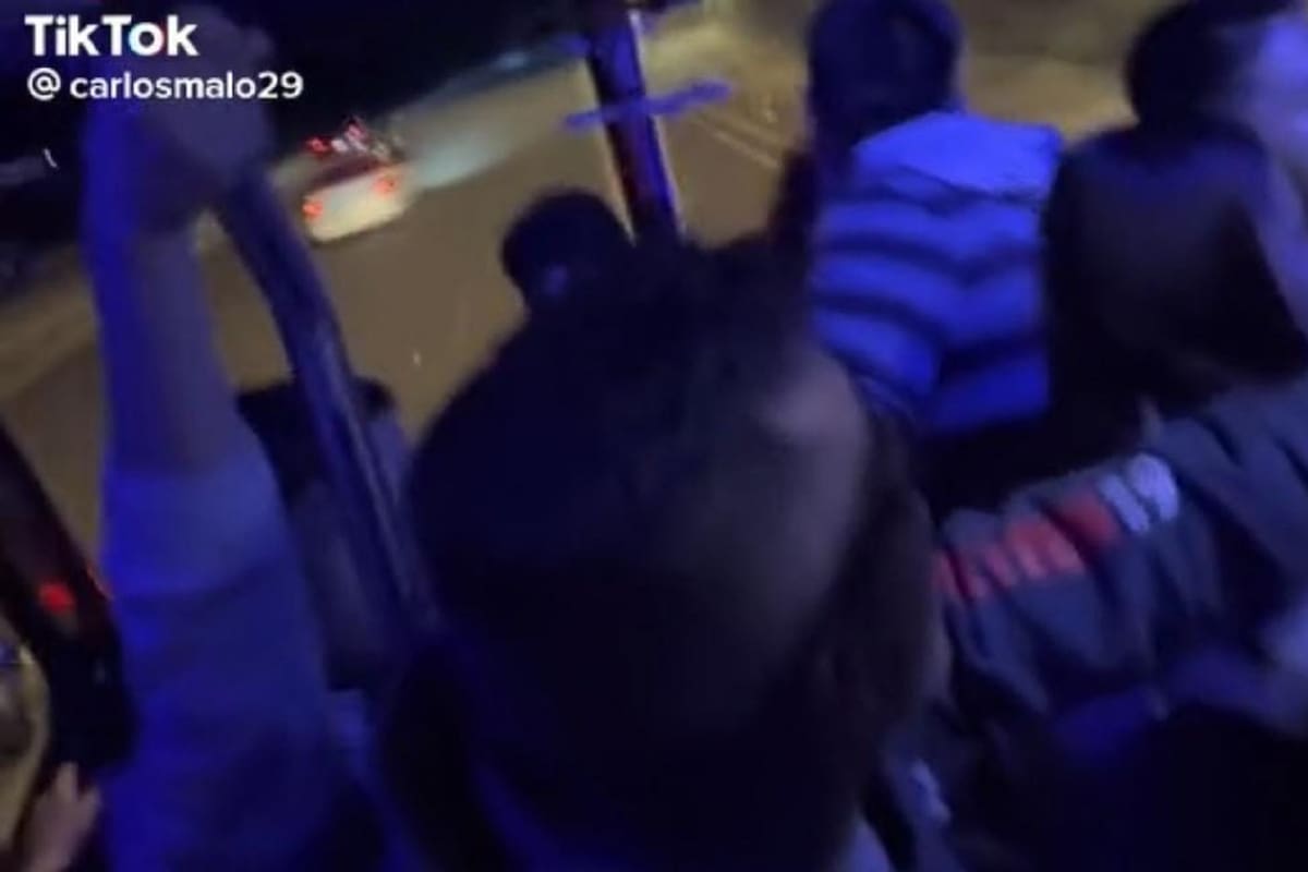 VIDEO VIRAL: Usuarios del transporte público se ponen a cantar con el chofer