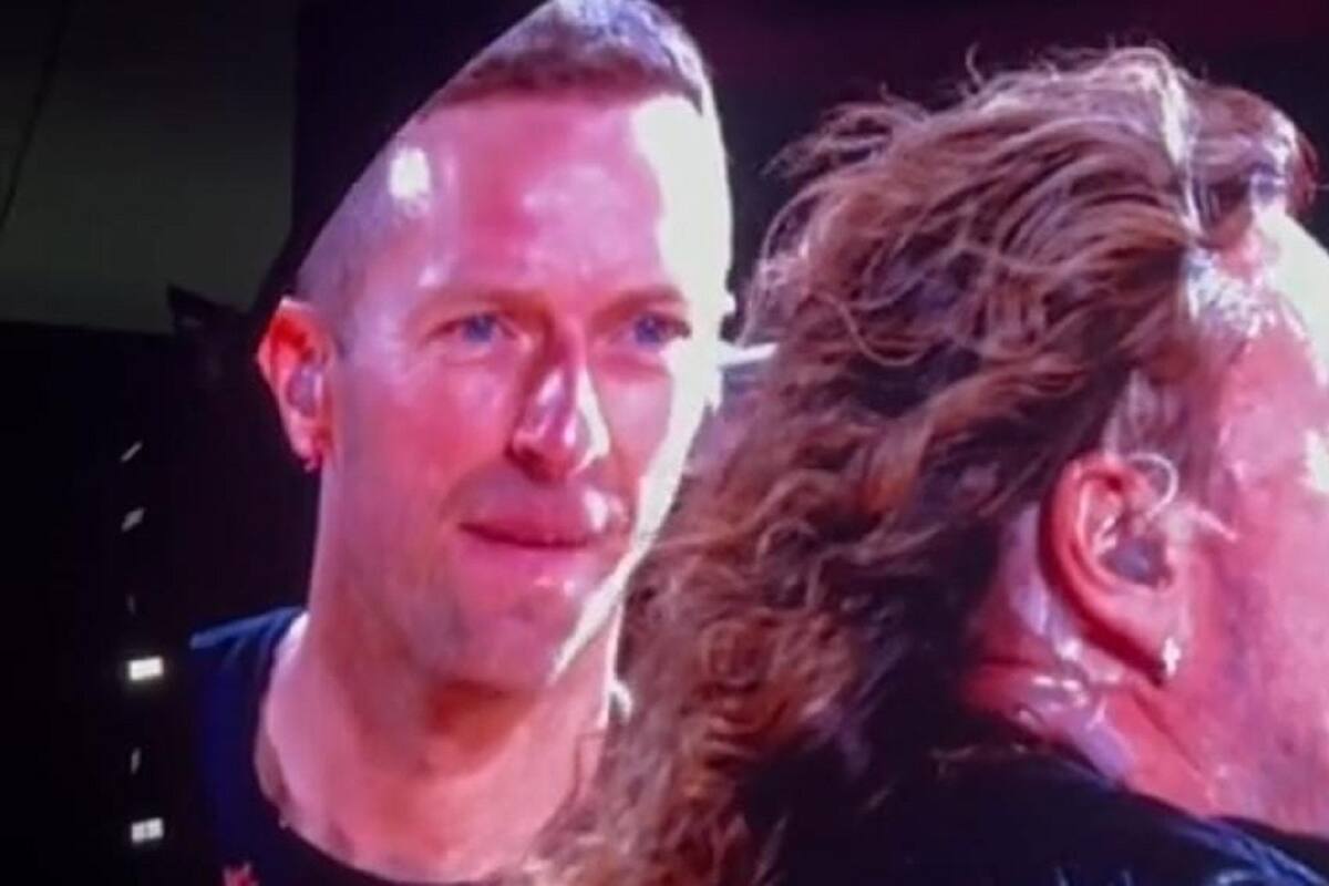 Coldplay invita a Fher de Maná a su concierto y cantan “Rayando el sol”