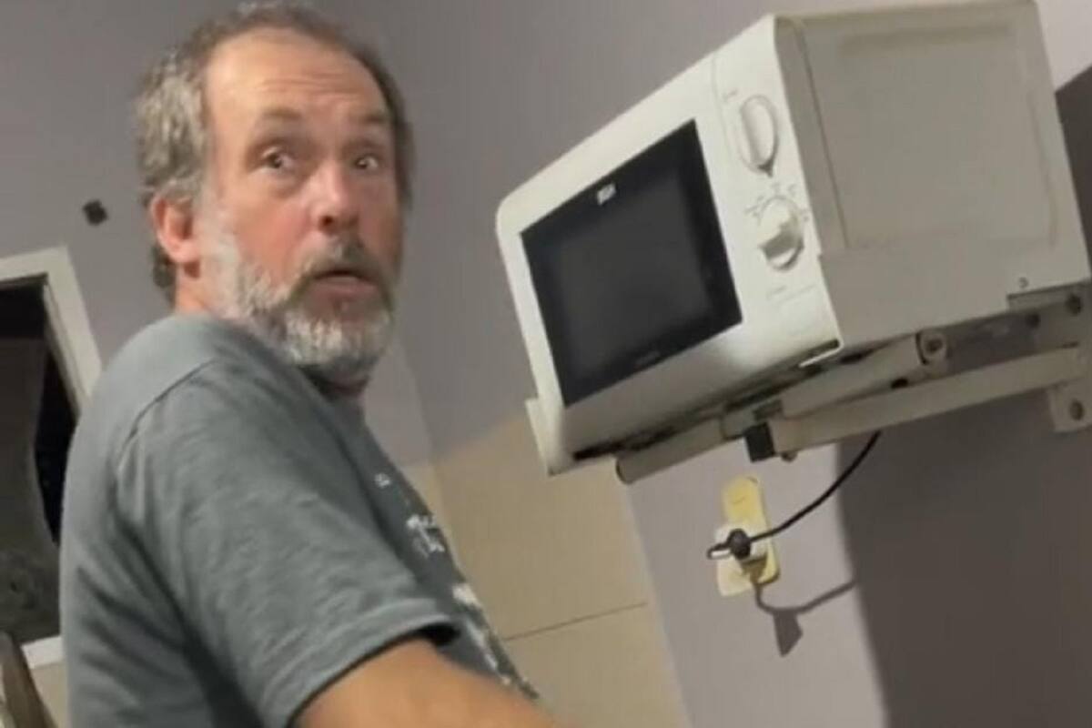 Jóvenes hacen llorar a su padre al regalarle boletos para el concierto de Pink Floyd